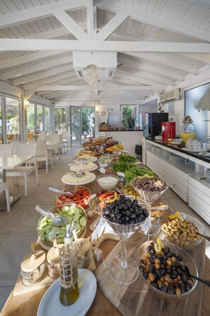 Free daily buffet breakfast  - Costa Sariyaz Hotel (Bodrum)