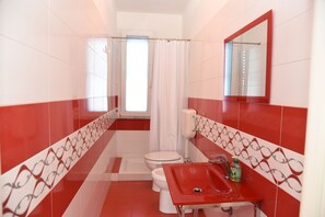 Apartamento conforto, 1 quarto, cozinha, de frente para a praia | Banheiro