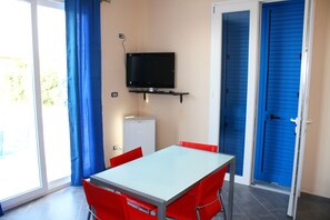 Apartamento conforto, 1 quarto, cozinha, de frente para a praia | Sala de estar