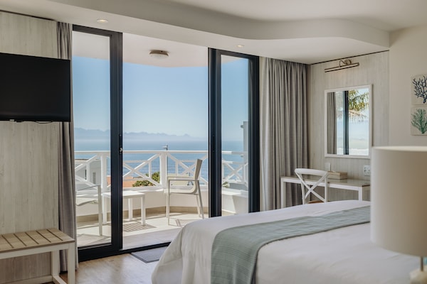 Honeymoon Suite | In-room safe, individually furnished, blackout curtains, soundproofing
