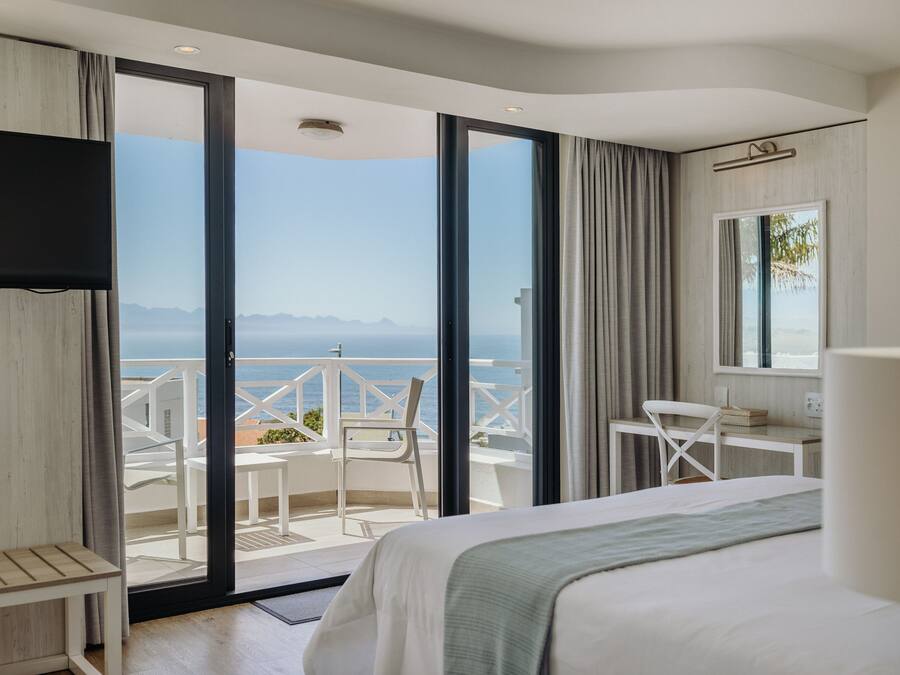 SmekmÄnadssvit | VÀrdeförvaringsskÄp pÄ rummet, unika möbler och mörklÀggningsgardiner