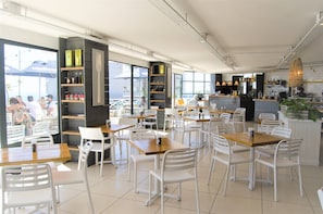 Serviço de café da manhã, almoço, jantar; vistas para o mar