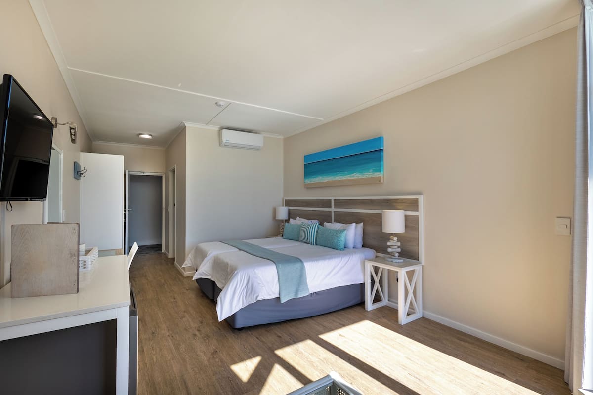 Habitación clásica | Caja de seguridad en la habitación y muebles diferentes