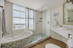 Phòng Suite trăng mật | Phòng tắm | Máy sấy tóc, khăn tắm, xà phòng, dầu gội