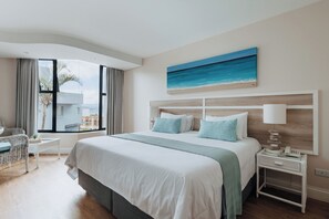 Ropa de cama de alta calidad y caja de seguridad en la habitación 