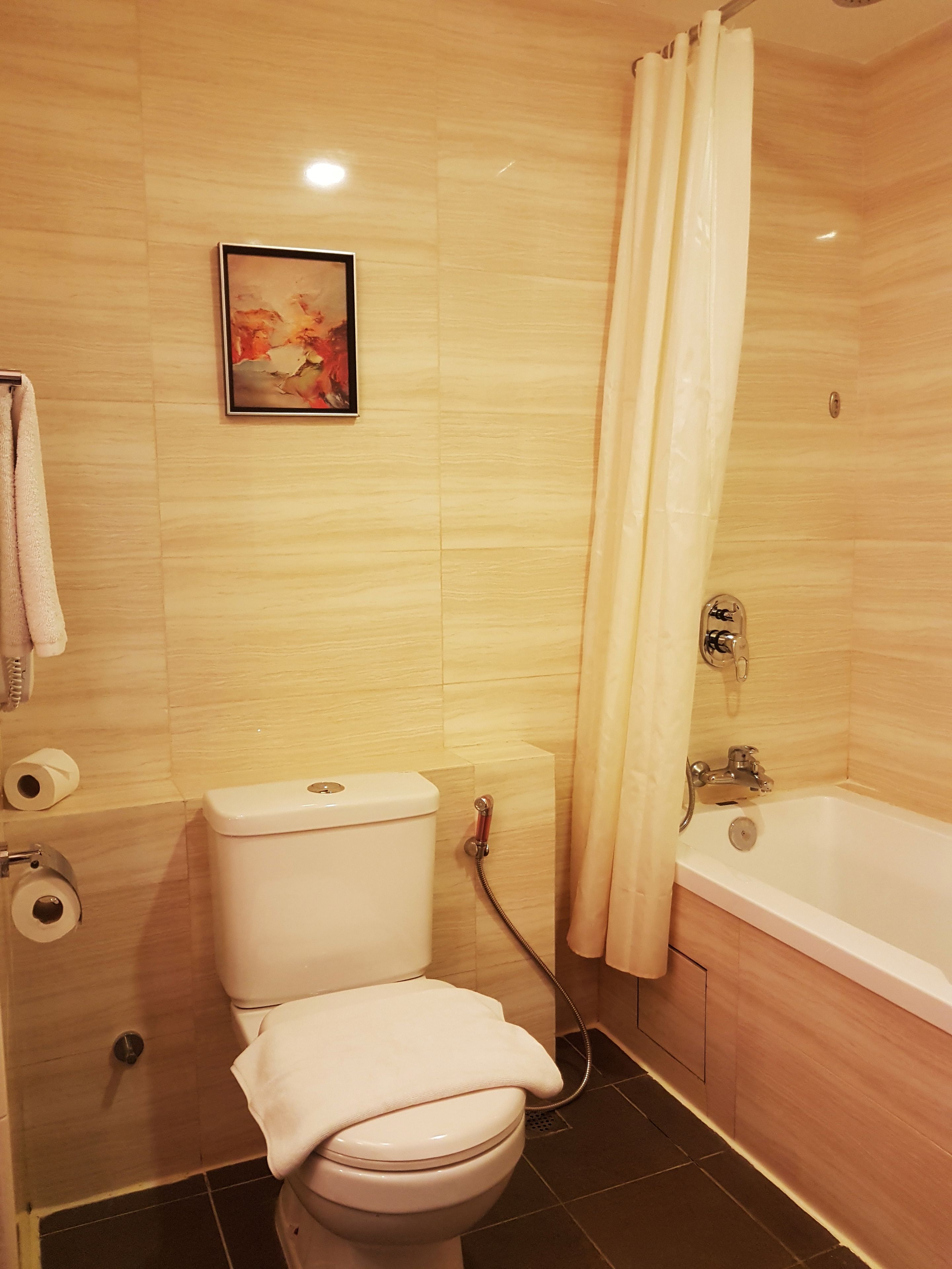 Un baño con inodoro, ducha y bañera.