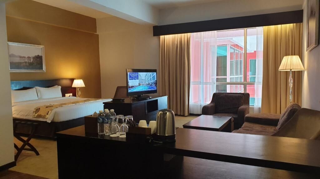 Minibar, caja de seguridad en la habitación y escritorio 