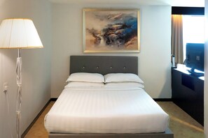 Habitación familiar (Suite) | Minibar, caja fuerte, escritorio y espacio para trabajar con un portátil