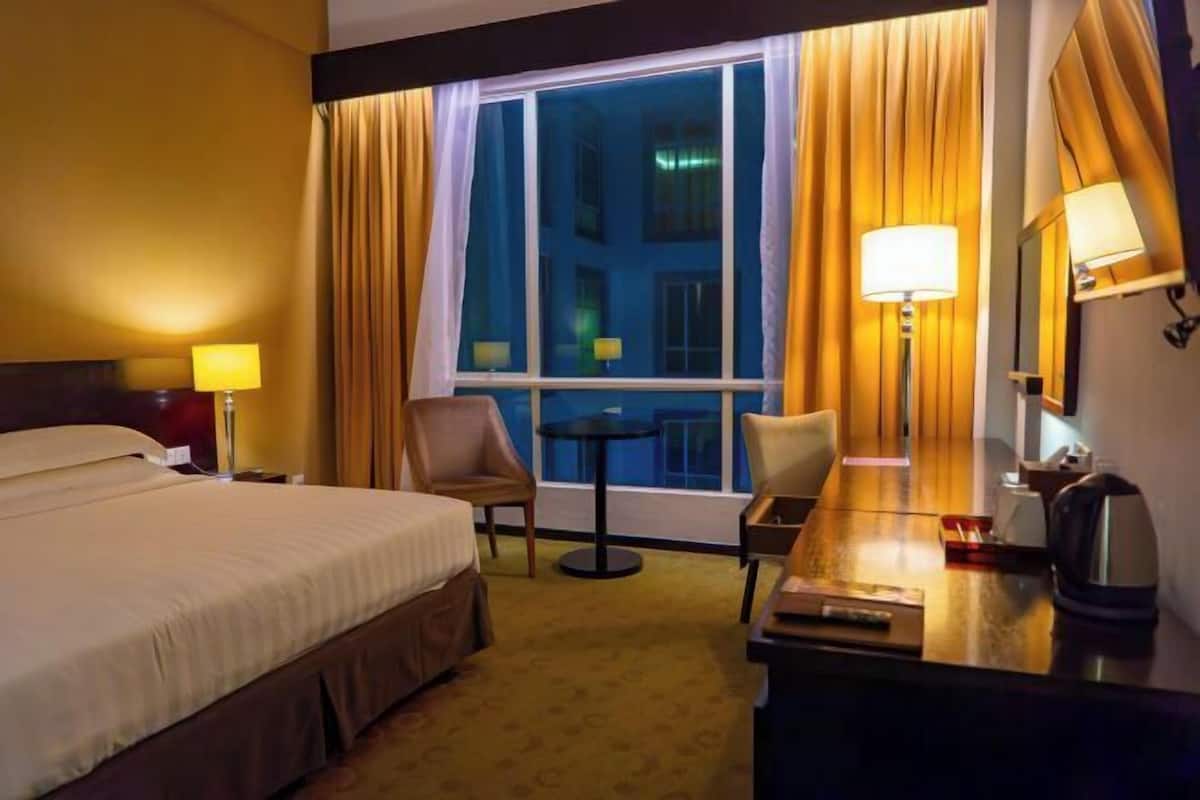 Een minibar, een kluis op de kamer, een bureau, een laptopwerkplek