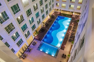 Una piscina al aire libre