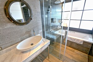Deluxe Room | Bathroom | Eco-friendly toiletries, hair dryer, electronic bidet, towels - NK Hostel (Taipei)
