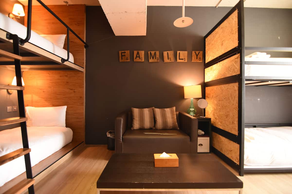 Chambre, salle de bains commune (Six beds)