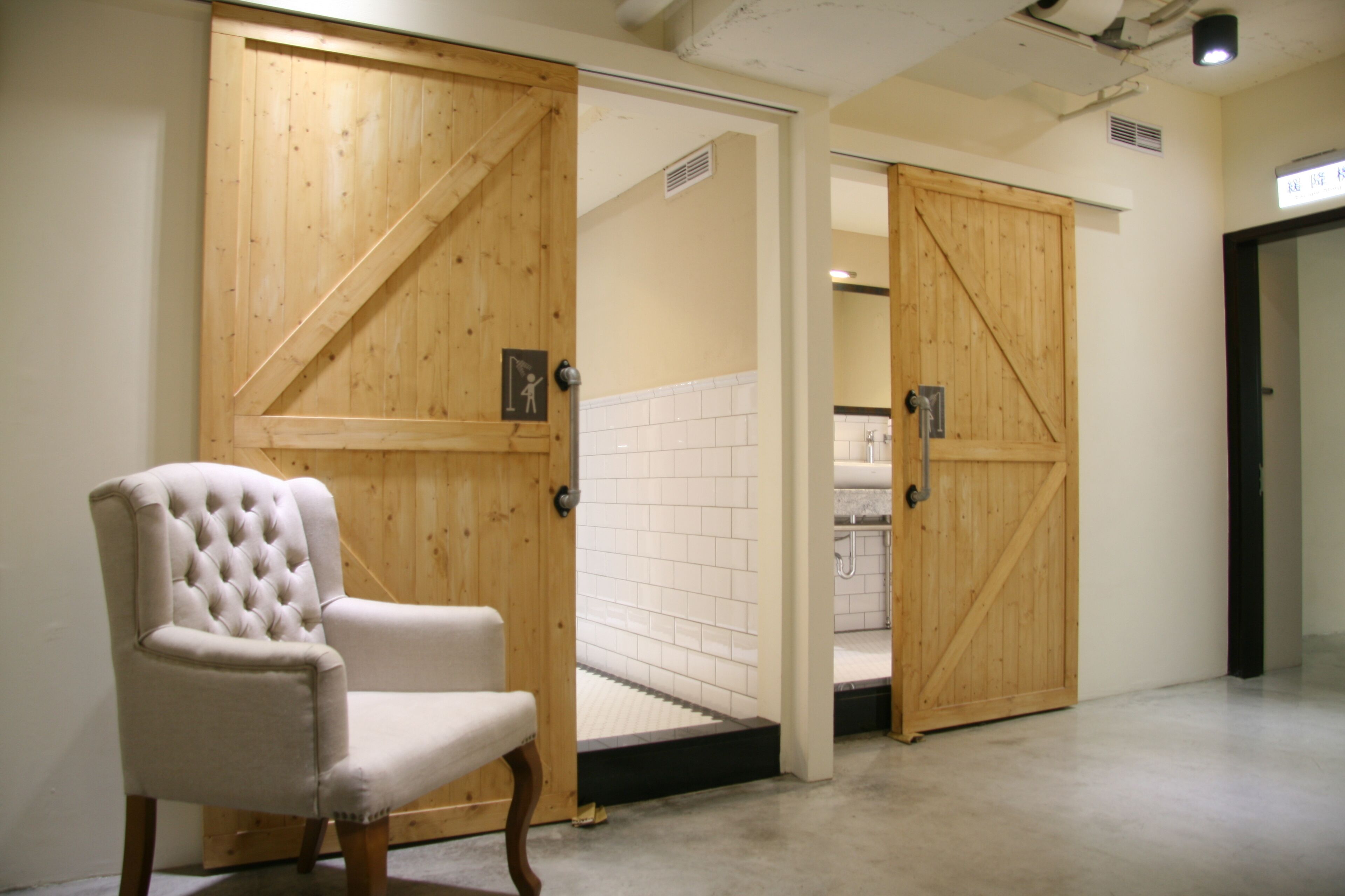 eco-friendly toiletries, hair dryer, electronic bidet, towels