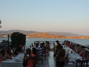 Der serveres morgenmad og tyrkiske retter med udsigt til poolen 