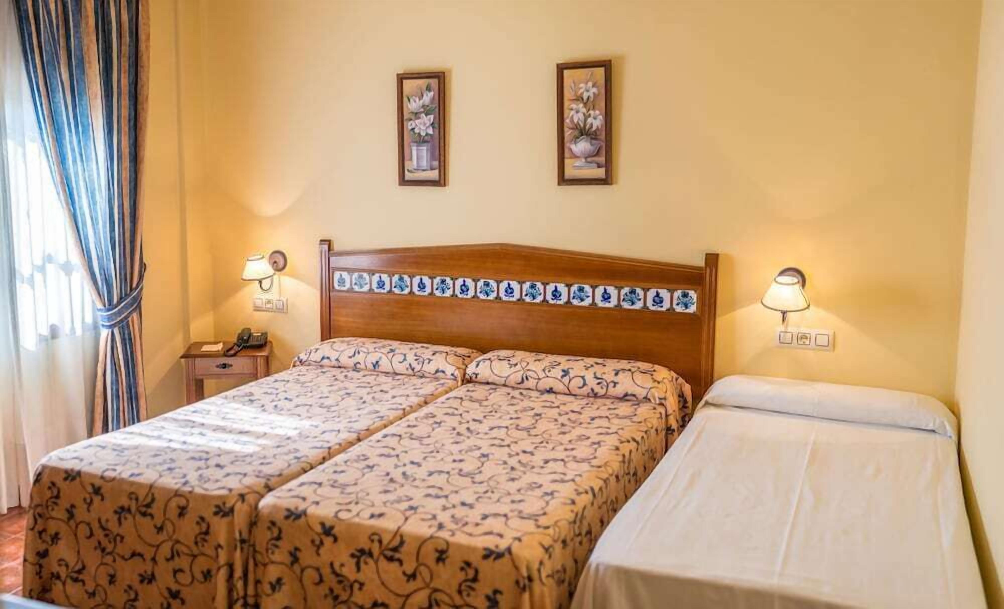 Caja fuerte, escritorio, cortinas opacas y sistema de insonorización