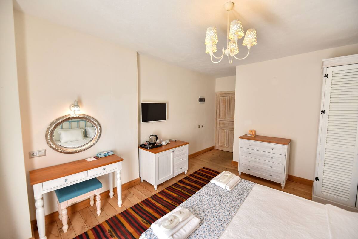 Standard Room | Premium bedding, minibar, desk, laptop workspace