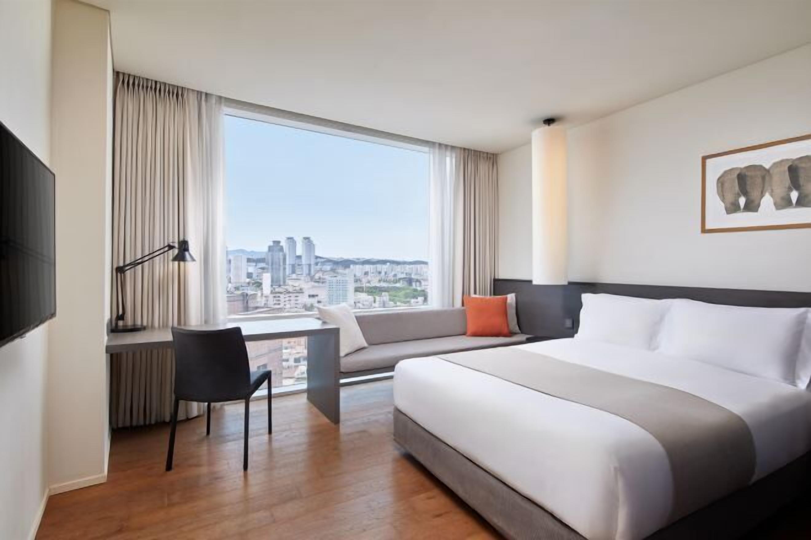 Premium bedding, in-room safe, blackout drapes, soundproofing