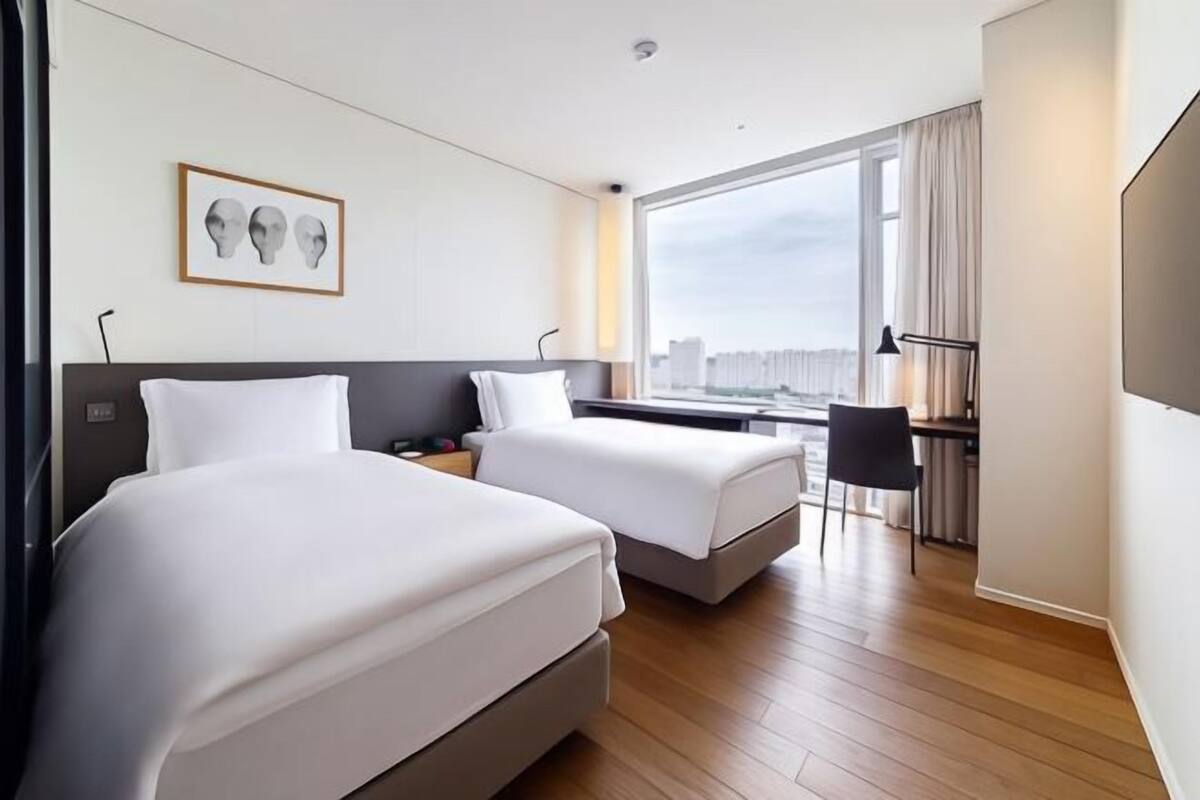 Roupas de cama premium, cofres nos quartos, cortinas blackout