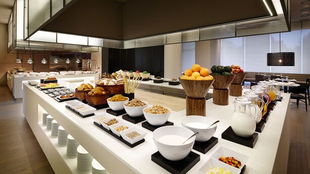 Una barra de buffet con diferentes comidas y bebidas.