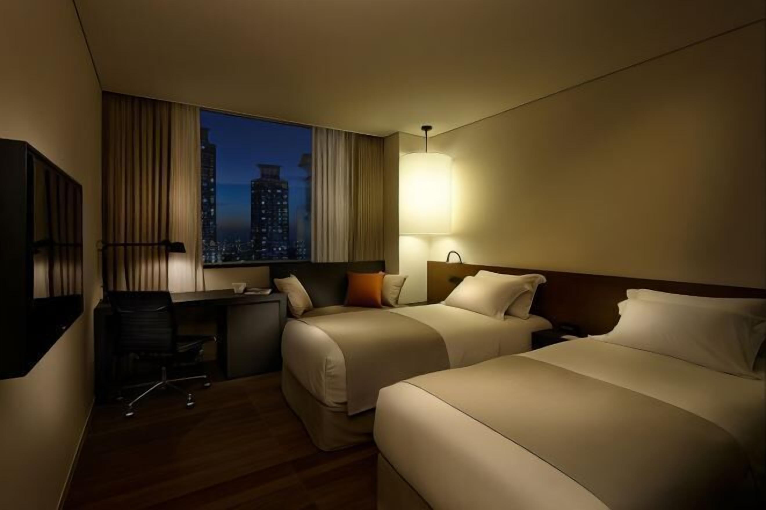 Premium bedding, in-room safe, blackout drapes, soundproofing