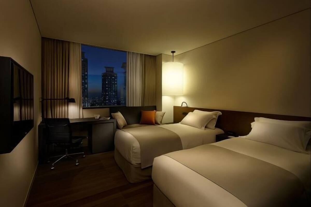 Roupas de cama premium, cofres nos quartos, cortinas blackout