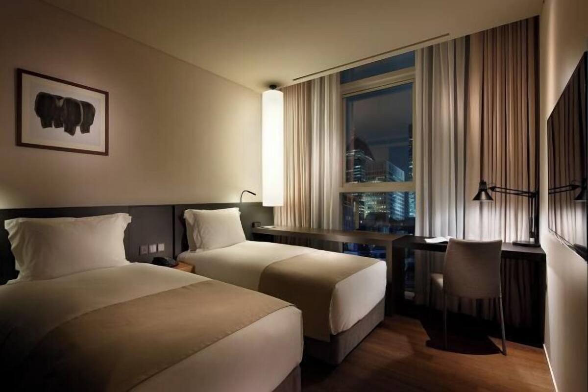 Roupas de cama premium, cofres nos quartos, cortinas blackout