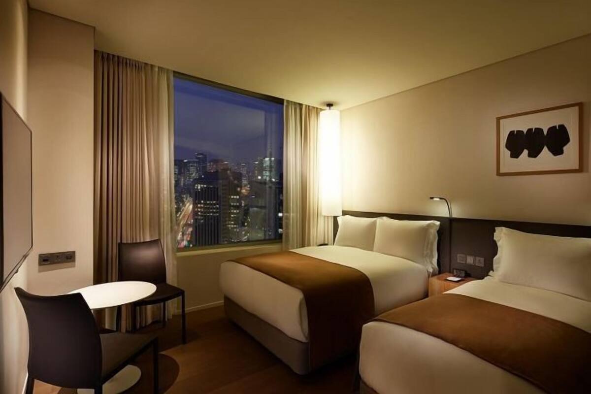 Roupas de cama premium, cofres nos quartos, cortinas blackout