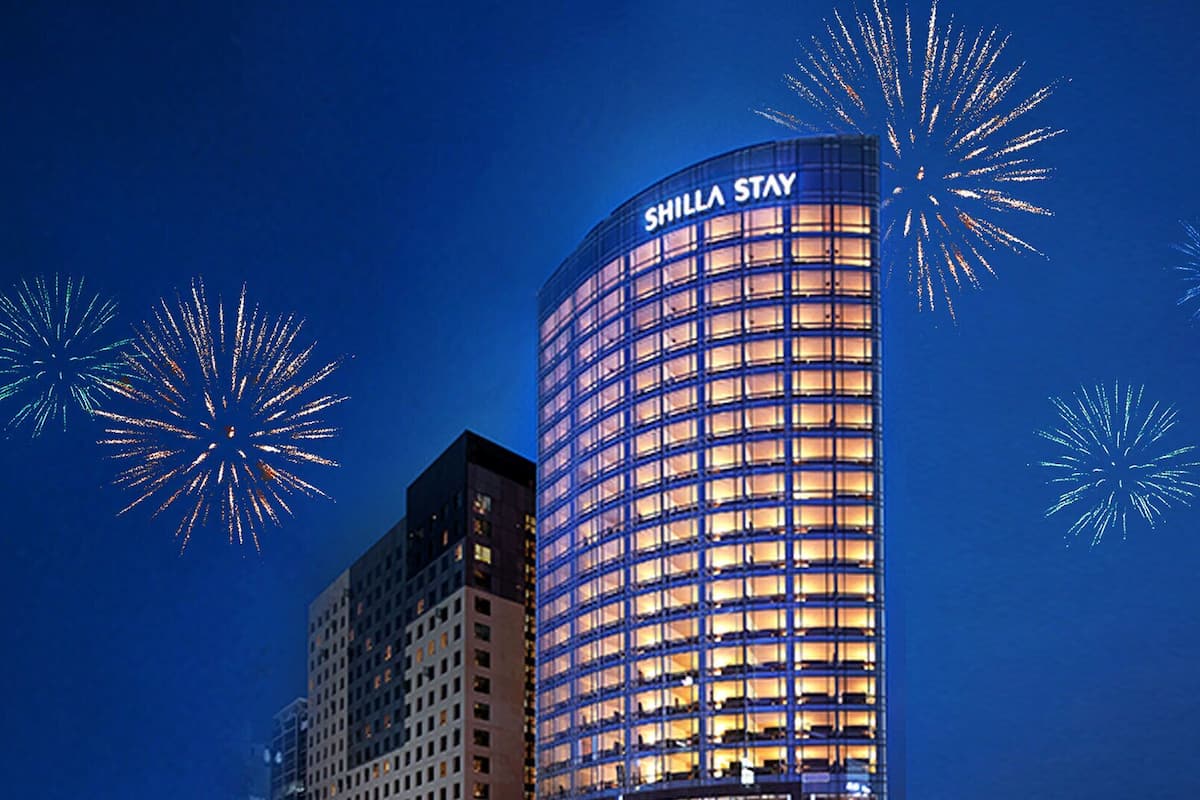 Premium bedding, in-room safe, blackout drapes, soundproofing