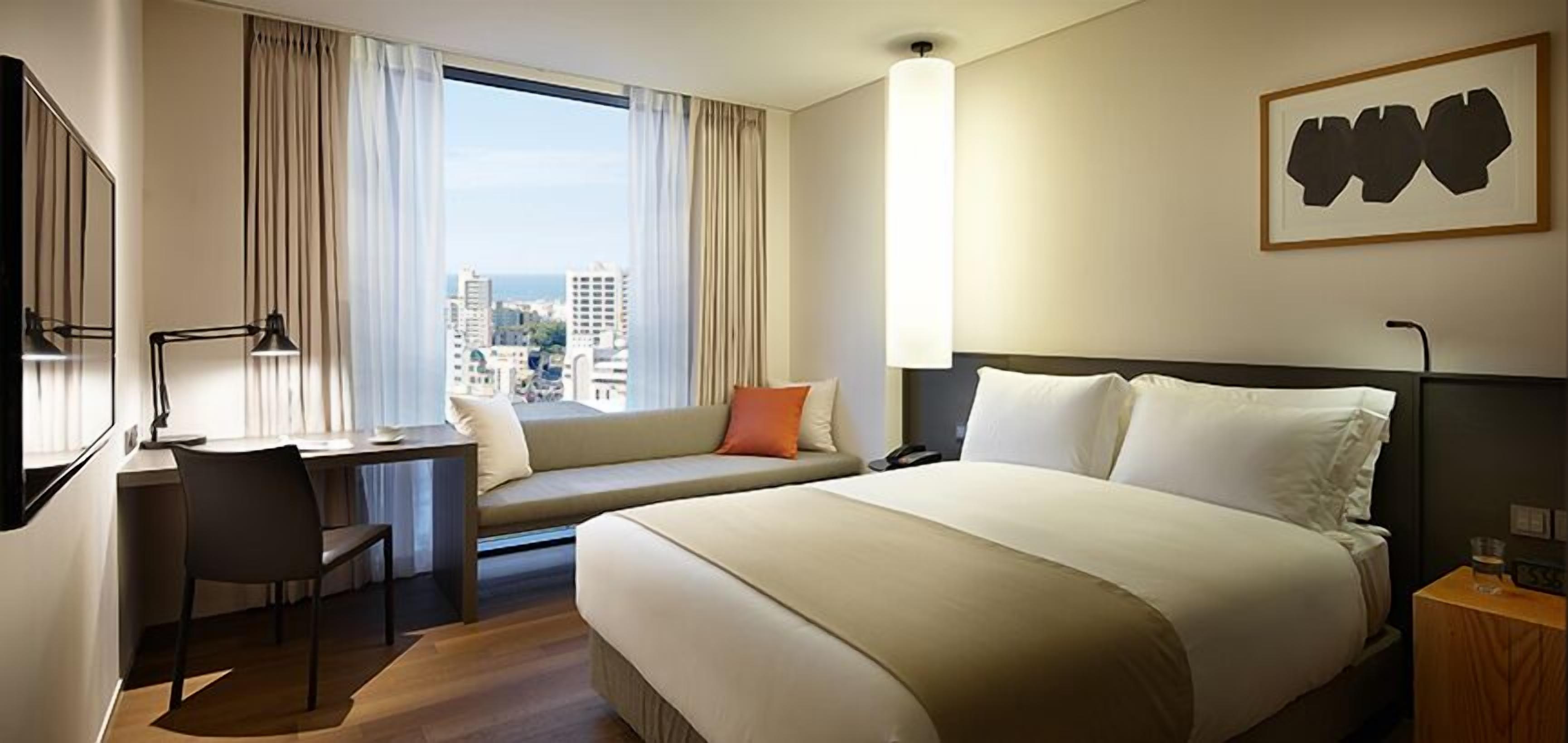 Premium bedding, in-room safe, blackout drapes, soundproofing