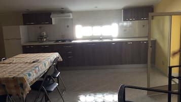 Apartamento, vista para o mar | Cozinha privada | Geladeira, cafeteira/chaleira