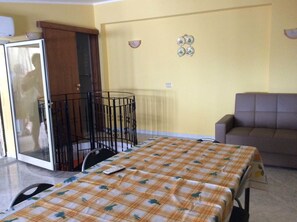 Leilighet, sjøutsikt | Spiseområde på rommet