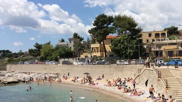 Una spiaggia nelle vicinanze