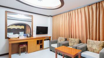 Deluxe Room | Living area | TV