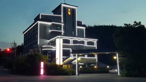 숙박 시설 정면 - 저녁/밤