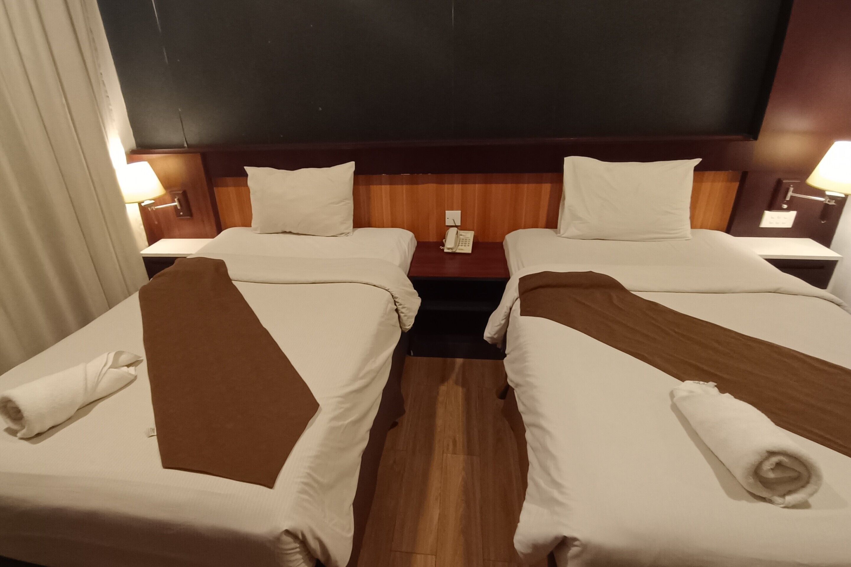 Chambre Deluxe avec lits jumeaux | Literie hypoallergénique, accès au Wi-Fi (inclus), literie fournie