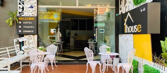 New iHouse Hotel - Hostel