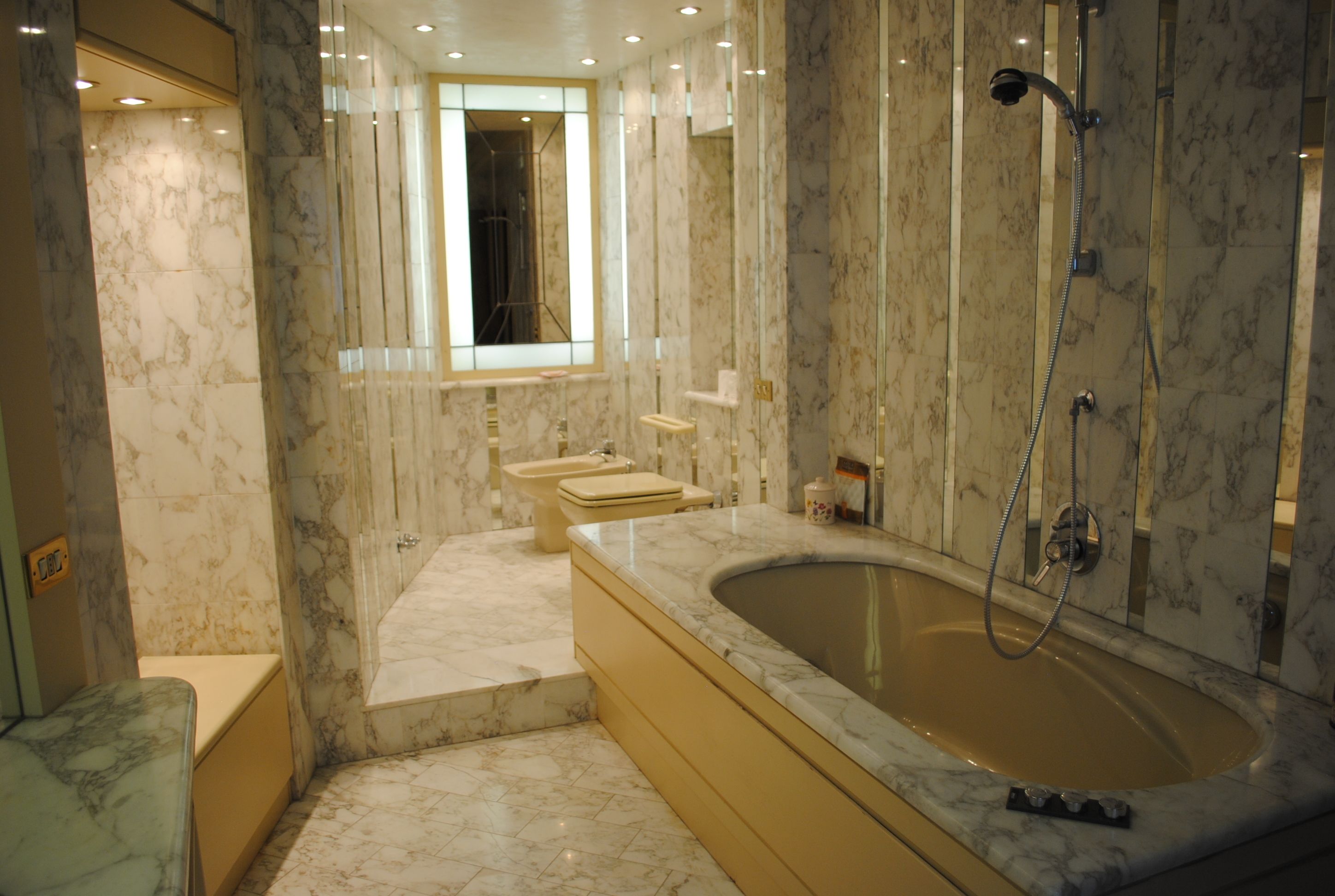 Superior-Doppelzimmer | Badezimmer | Duschwanne, Whirlpool, kostenlose Toilettenartikel, Haartrockner