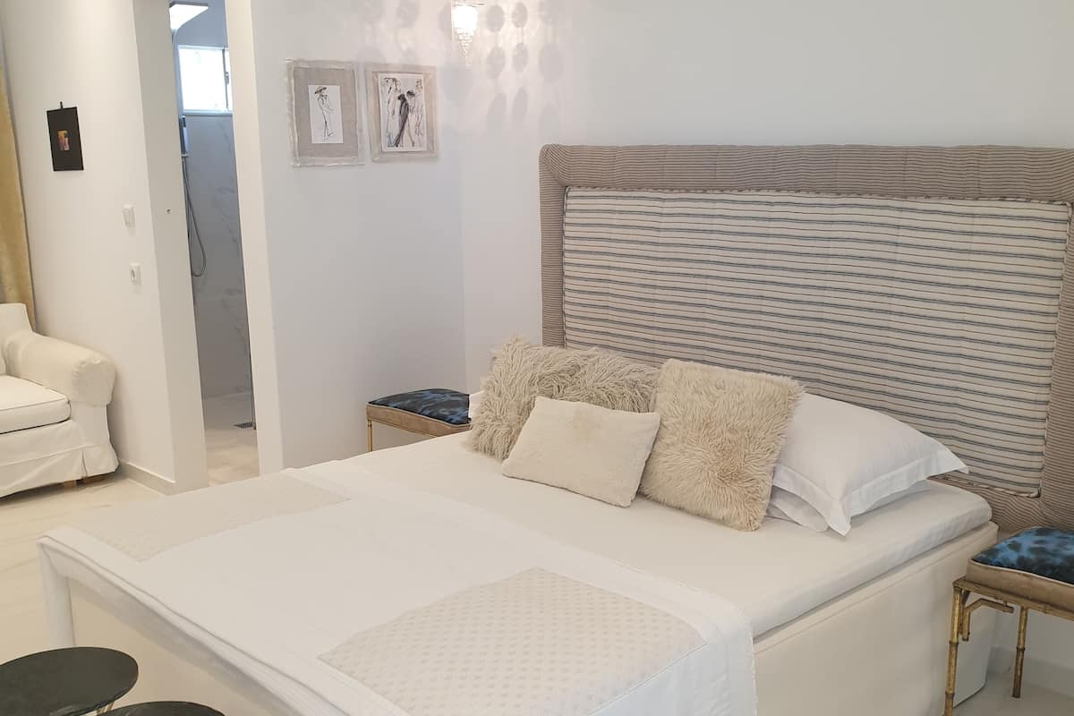 Family Room | Premium bedding, in-room safe, desk, soundproofing