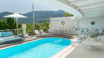 Außenpool, Pool auf dem Dach, Sonnenschirme, Liegestühle