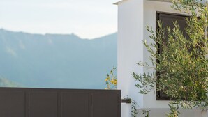 Un gran letrero de piedra blanca con el texto 