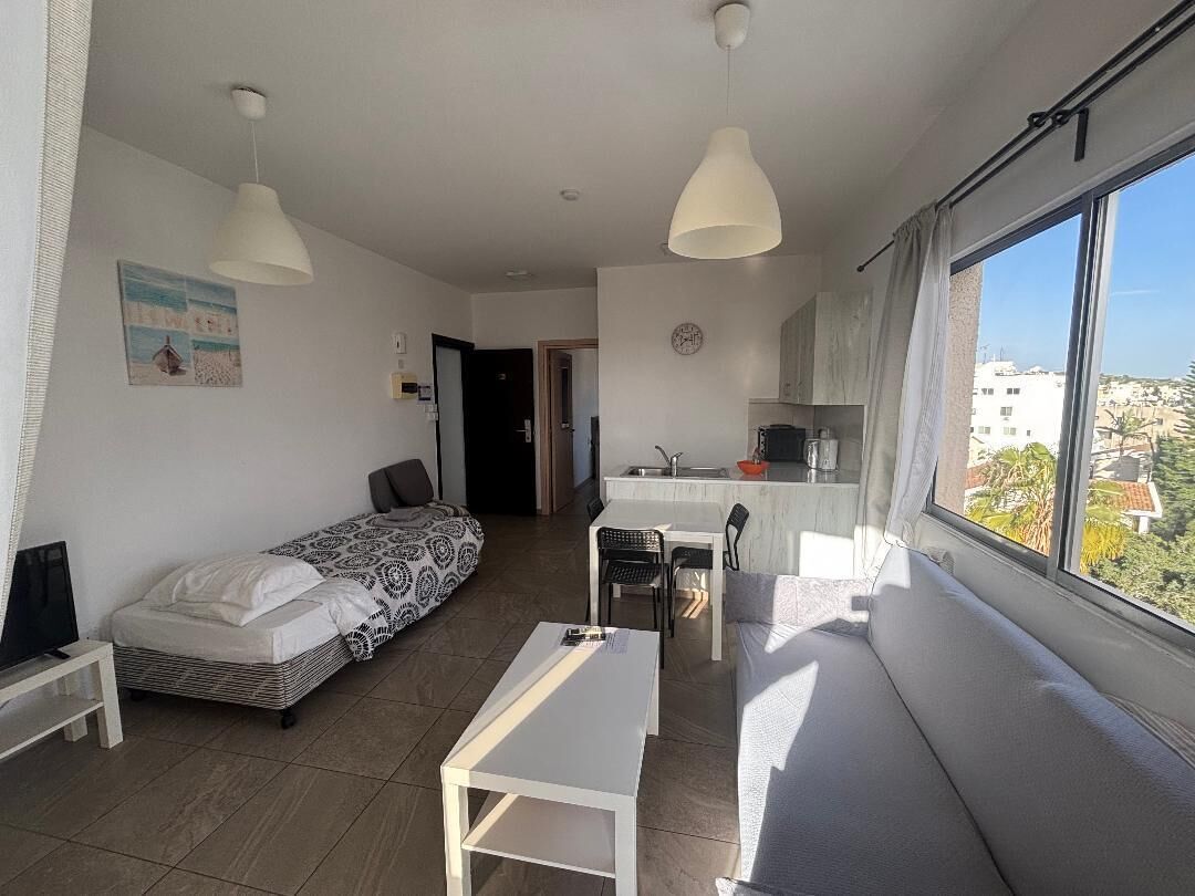 Superior,1 Bedroom, Sea View | Vardagsrum | 32-tums LCD-tv med satellitkanaler och tv