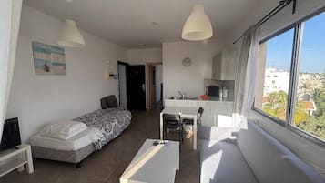 Superior,1 Bedroom, Sea View | Vardagsrum | 32-tums LCD-tv med satellitkanaler och tv