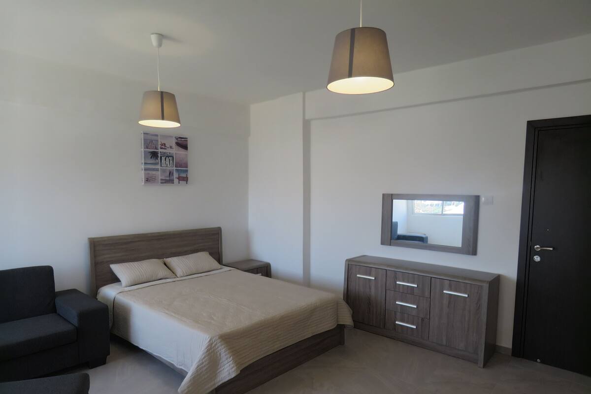 Superior Studio | In-room safe, cribs (free), WiFi (free)