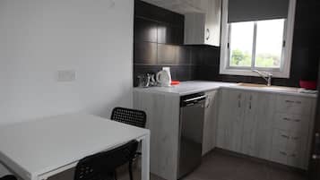 Refrigerador, horno, placa de cocina, cafetera/tetera