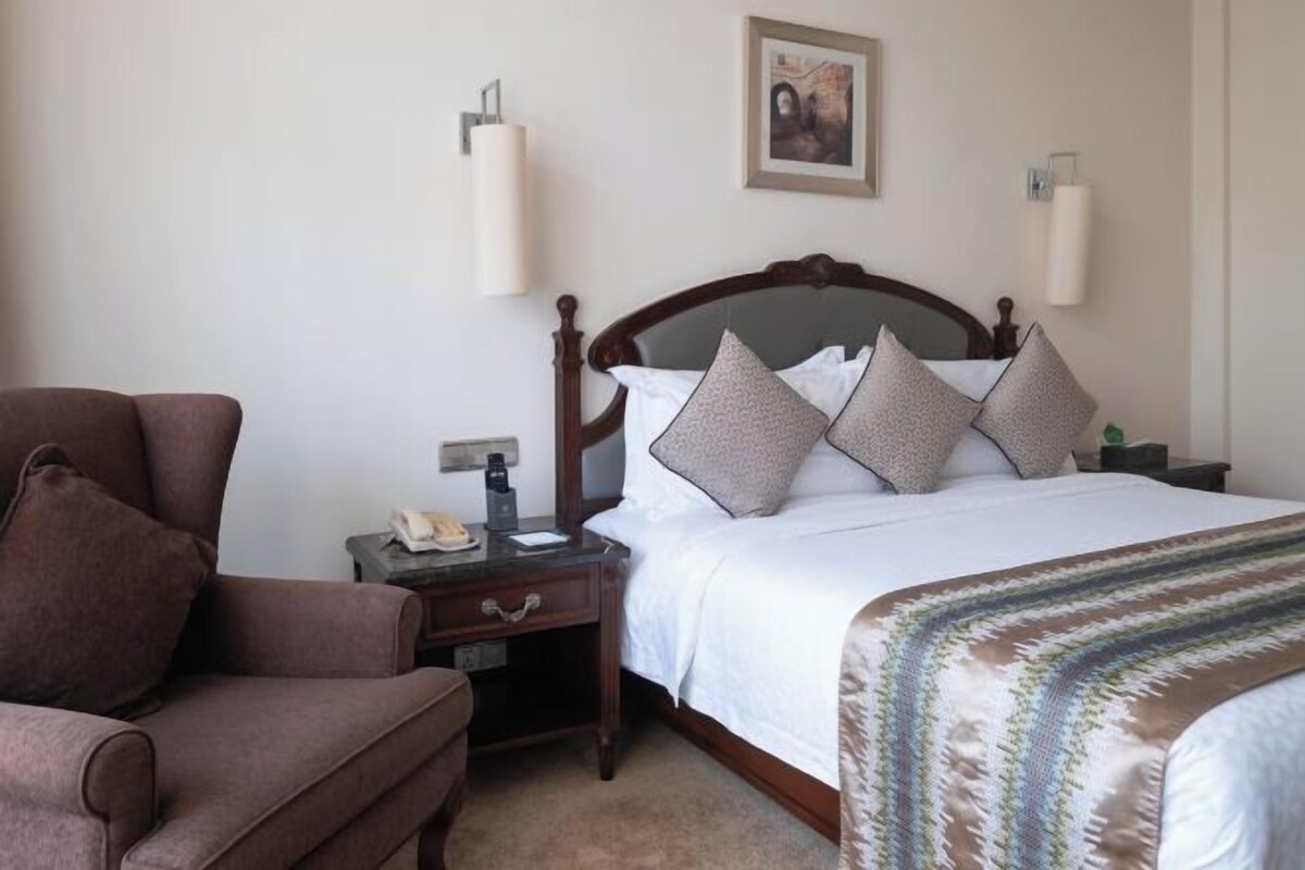 Premium bedding, minibar, in-room safe, desk