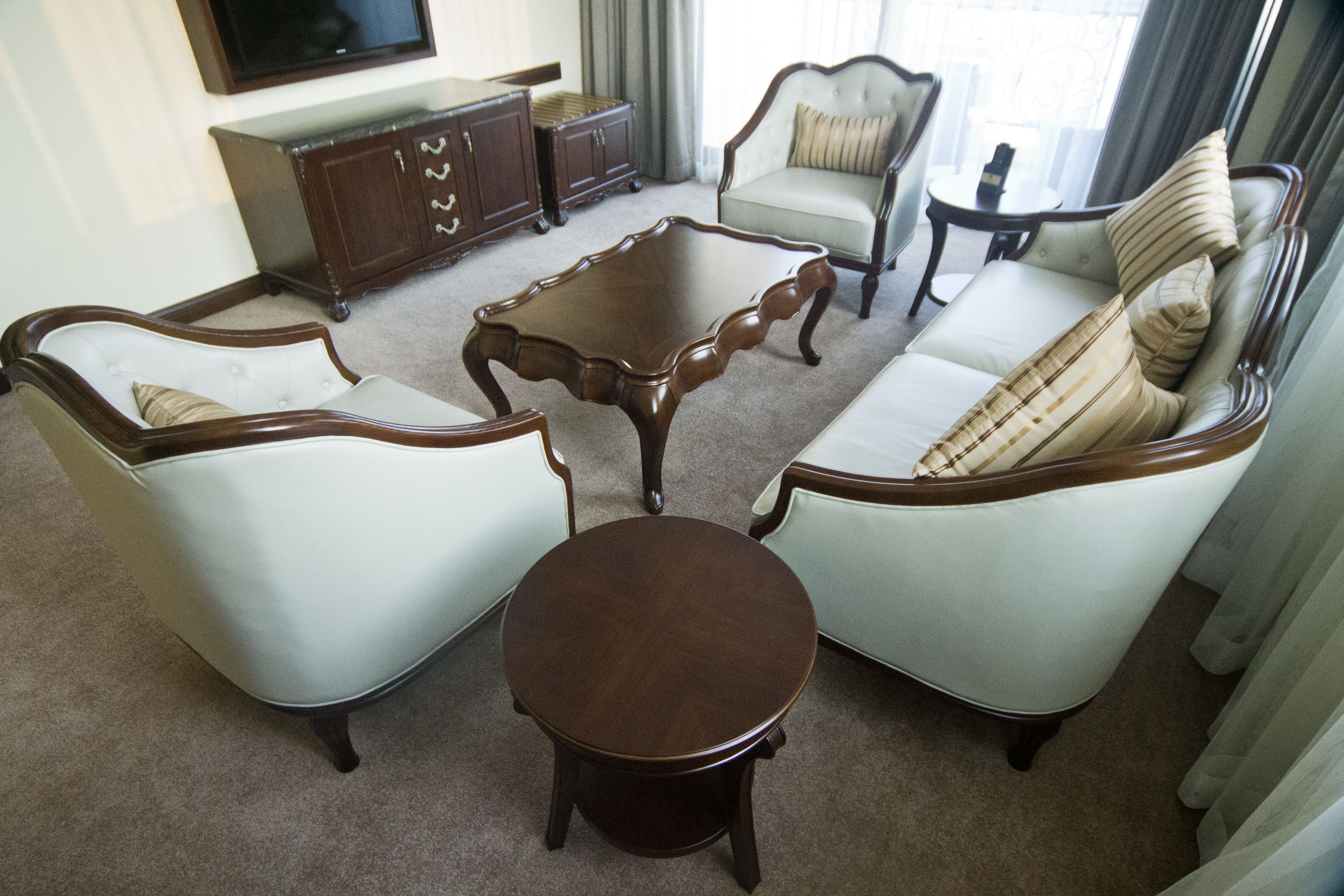 executive suite | premium bedding, minibar, in-room safe, desk