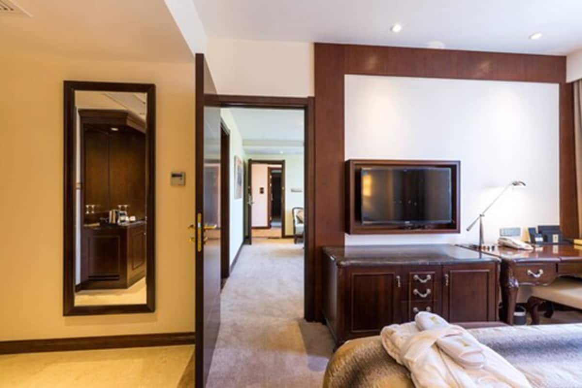 junior suite | premium bedding, minibar, in-room safe, desk