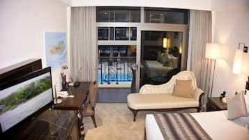 Kamar Double Superior | Seprai premium, minibar, brankas, dan meja kerja