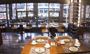 Desayuno buffet todos los días (con cargo)