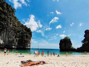 بالقرب من الشاطئ